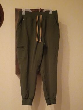 FIGS Jogger Scrubs Moss LP large Petitie